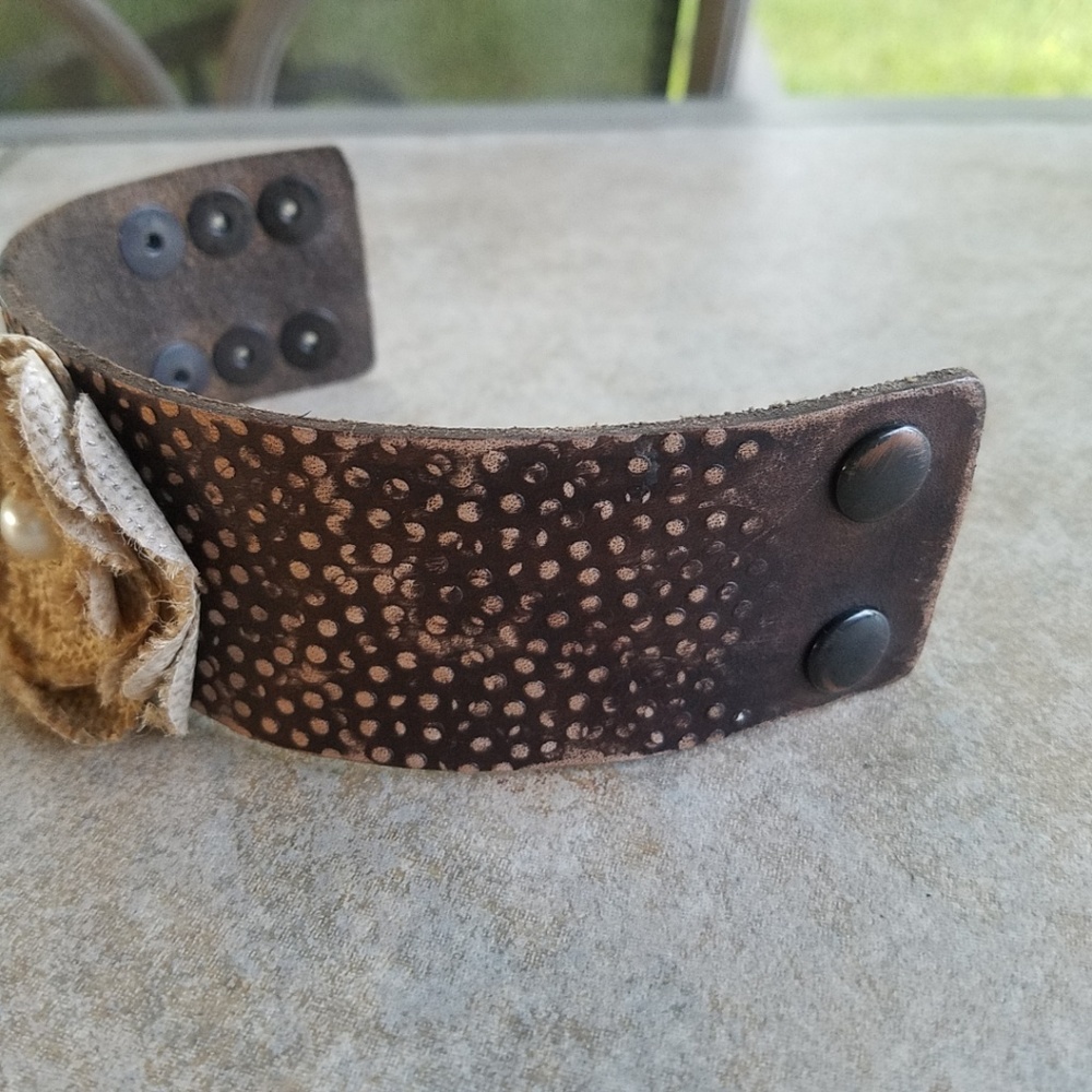 *$3 for $15* Cuff Bracelet Leather Strap Flower - Picture 7 of 8
